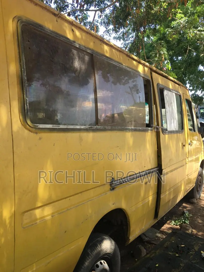 Mercedes-Benz Sprinter 2000 Yellow