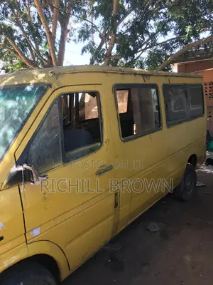 Mercedes-Benz Sprinter 2000 Yellow