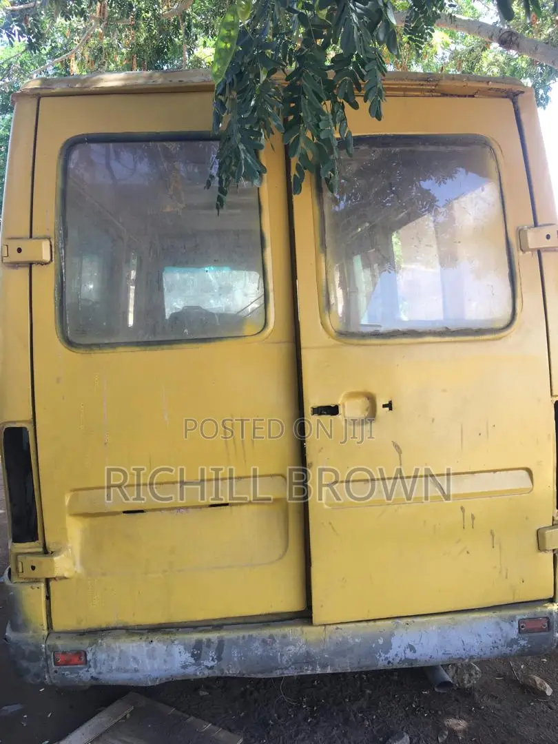 Mercedes-Benz Sprinter 2000 Yellow