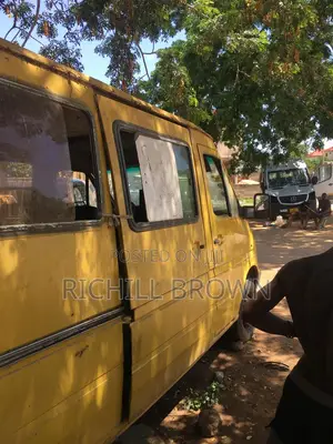 Mercedes-Benz Sprinter 2000 Yellow