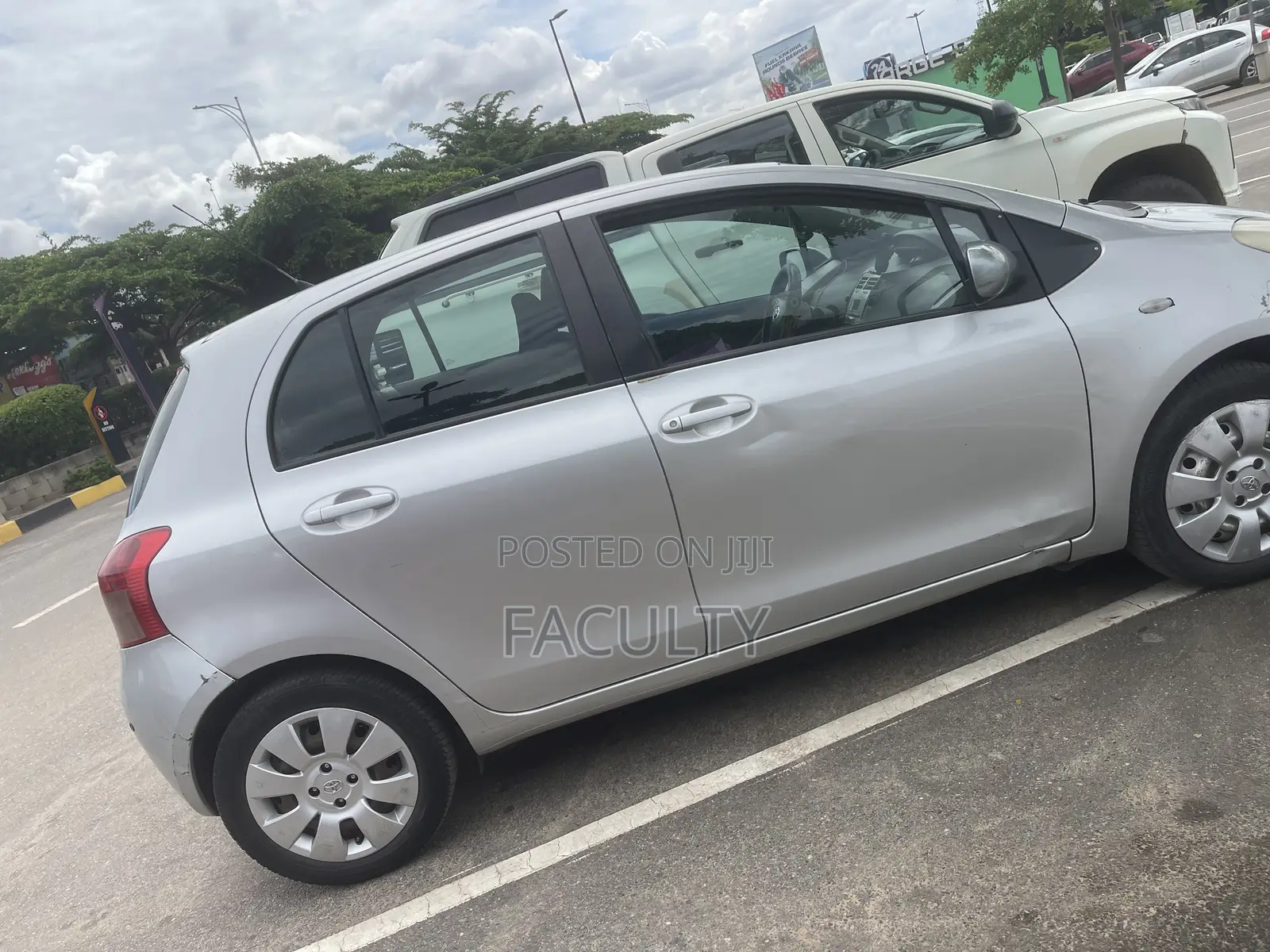 Toyota Yaris Base Hatchback 5dr 2010 Silver
