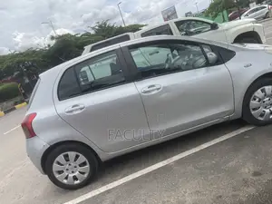 Toyota Yaris Base Hatchback 5dr 2010 Silver