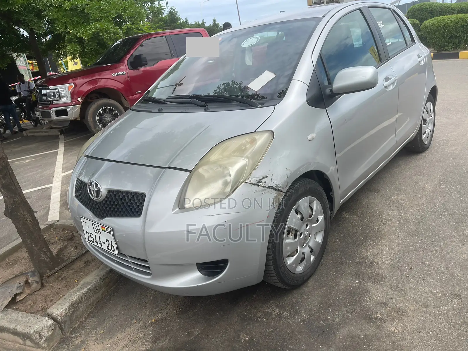 Toyota Yaris Base Hatchback 5dr 2010 Silver