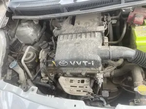 Toyota Yaris Base Hatchback 5dr 2010 Silver