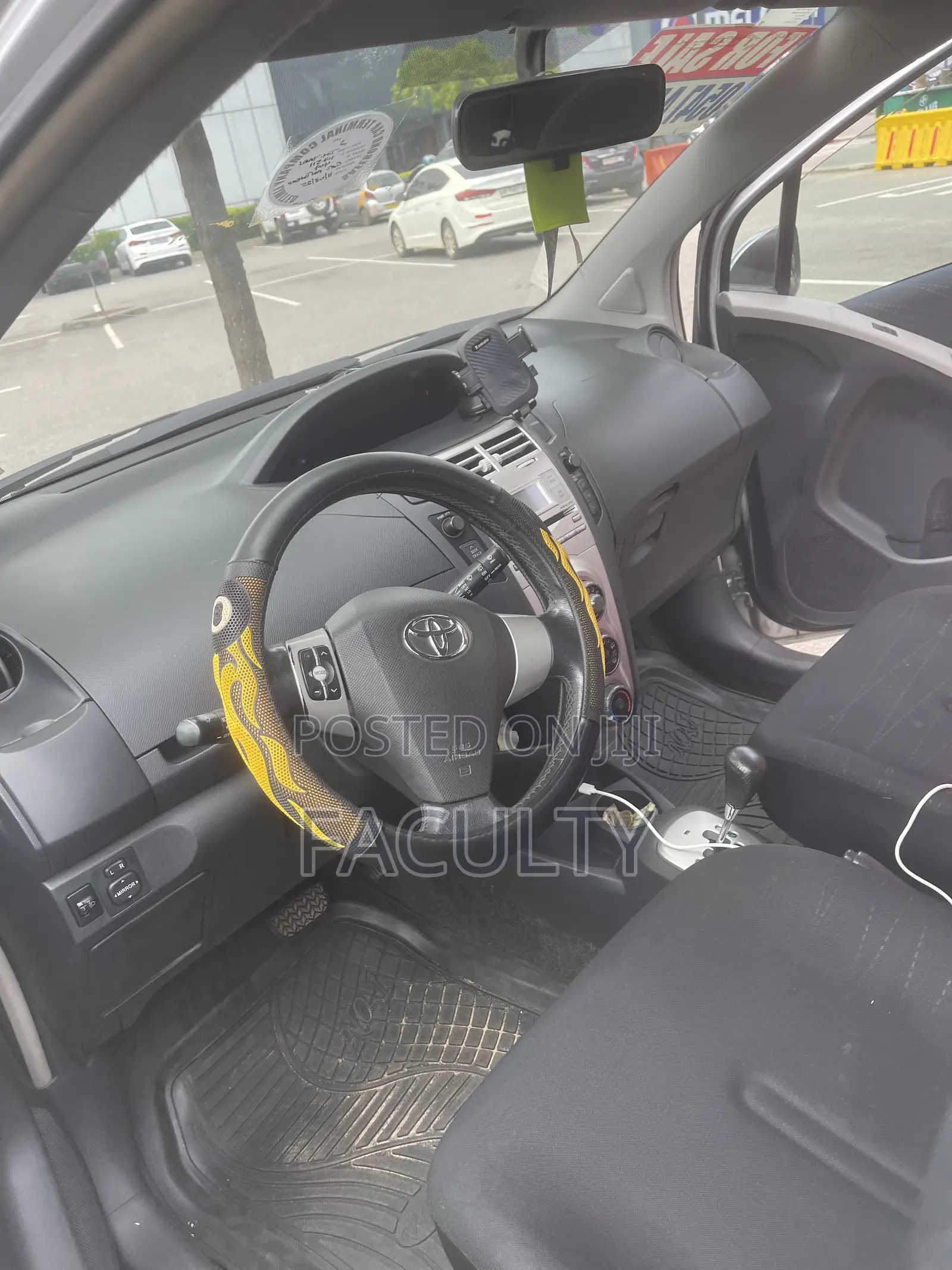 Toyota Yaris Base Hatchback 5dr 2010 Silver