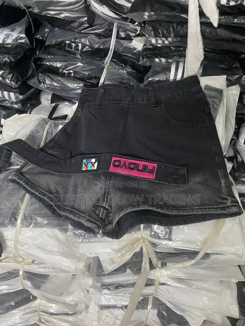 Light‐Wash Frayed Hem Denim Shorts — Ladies Casual High‐Waist Style
