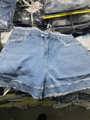Light‐Wash Frayed Hem Denim Shorts — Ladies Casual High‐Waist Style