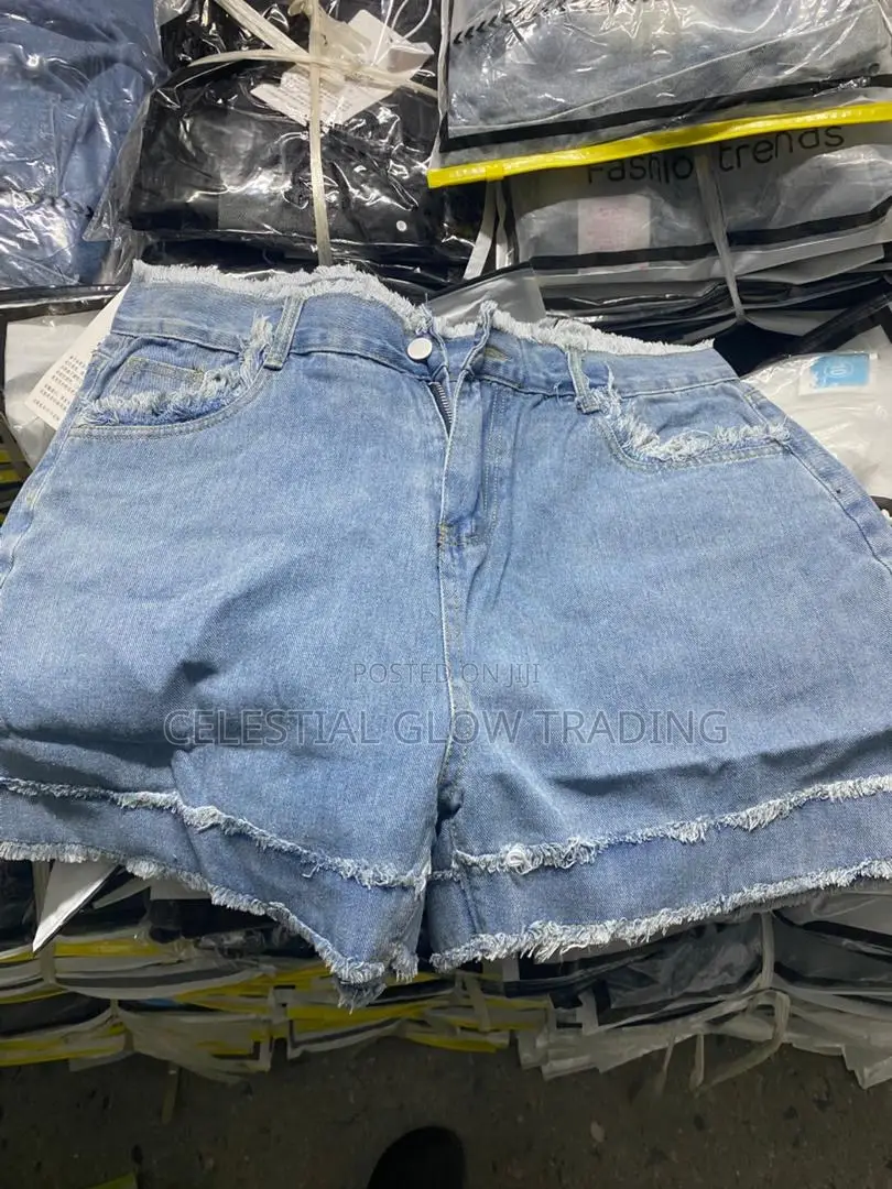 Light‐Wash Frayed Hem Denim Shorts — Ladies Casual High‐Waist Style