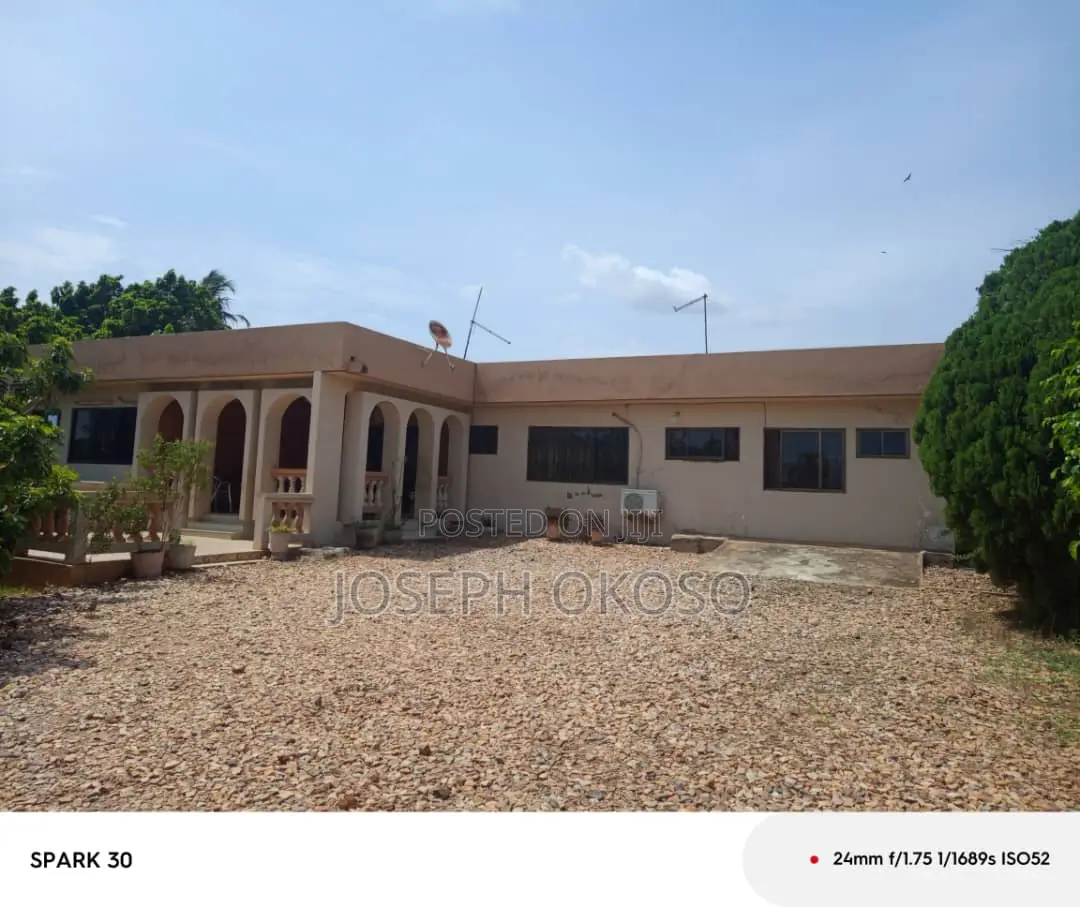8bdrm House in Little Rock Consult, Achimota for rent