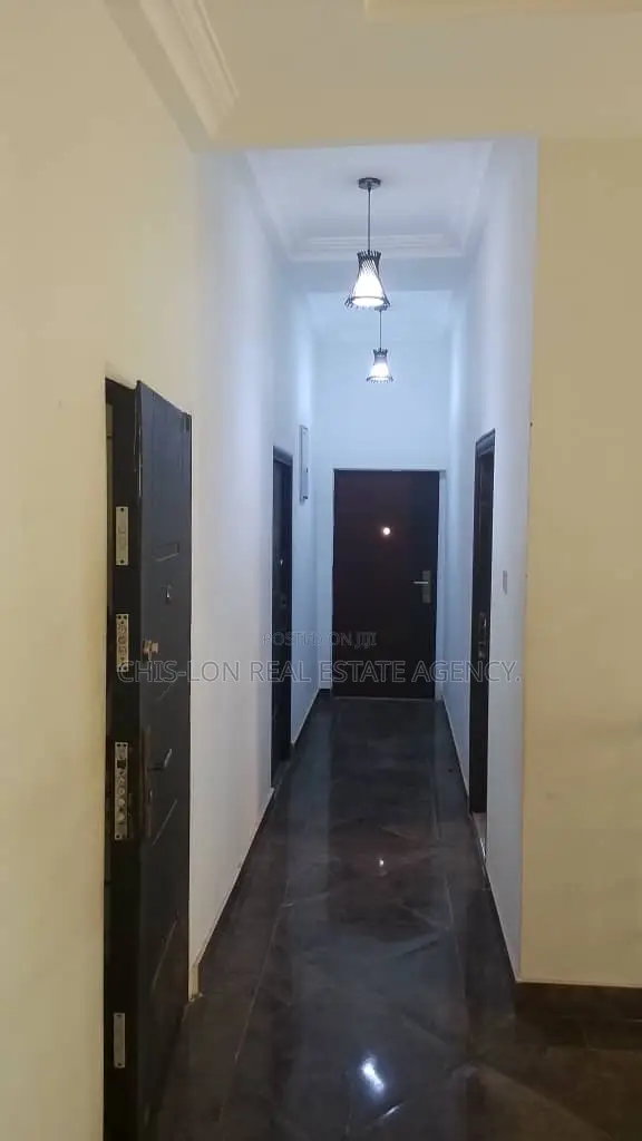 5bdrm Duplex in Chislon Brokers, West Hills Mall Area for rent