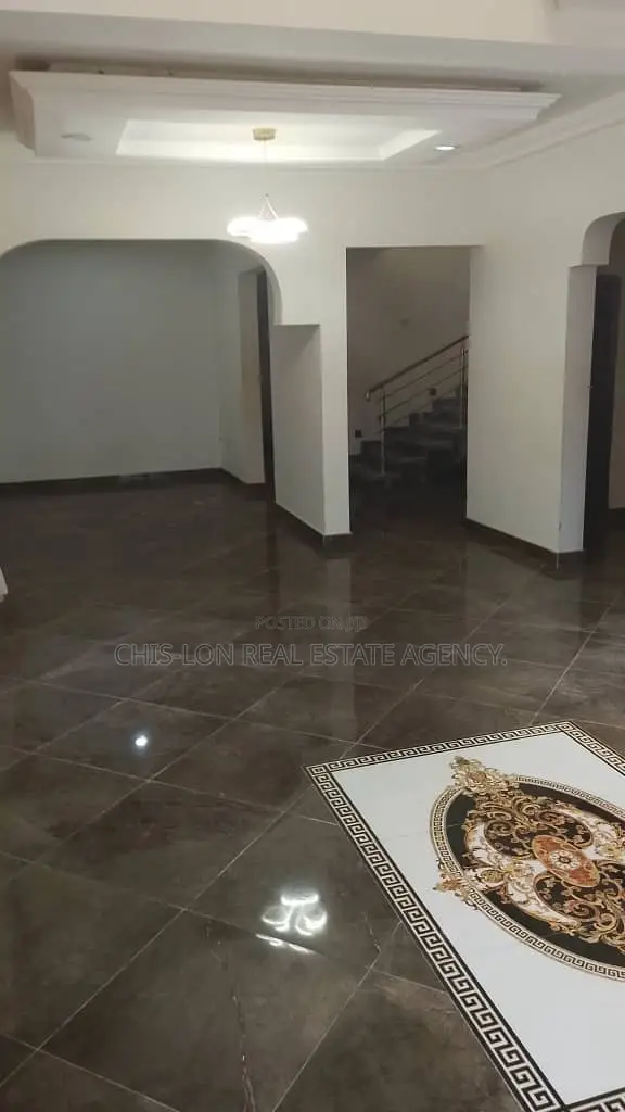 5bdrm Duplex in Chislon Brokers, West Hills Mall Area for rent
