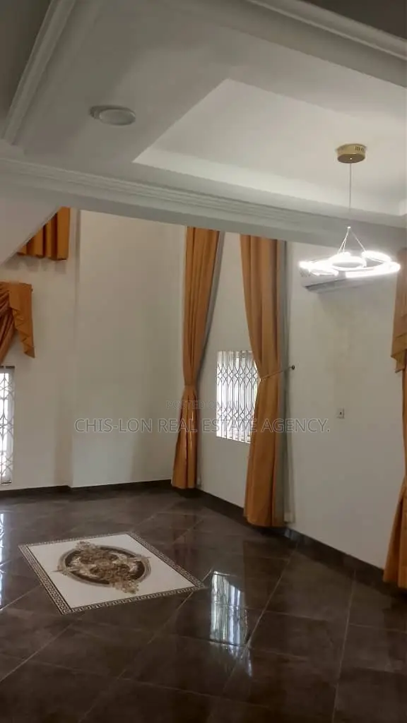 5bdrm Duplex in Chislon Brokers, West Hills Mall Area for rent