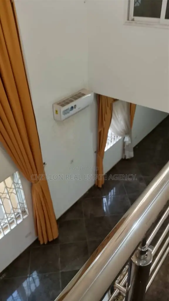 5bdrm Duplex in Chislon Brokers, West Hills Mall Area for rent