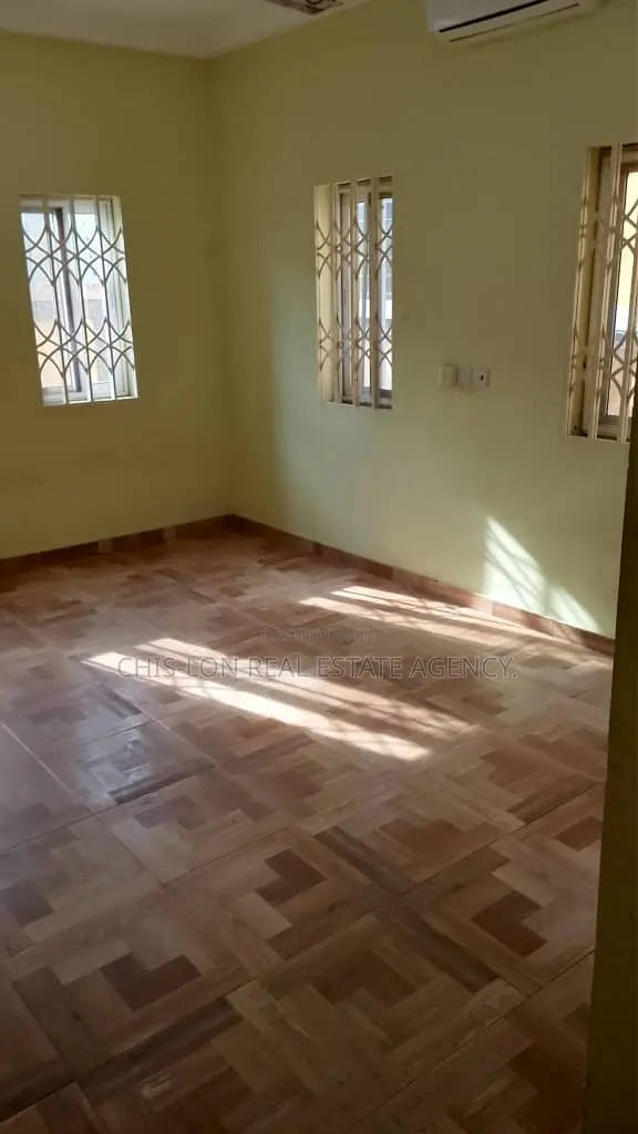 5bdrm Duplex in Chislon Brokers, West Hills Mall Area for rent