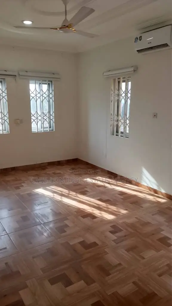 5bdrm Duplex in Chislon Brokers, West Hills Mall Area for rent