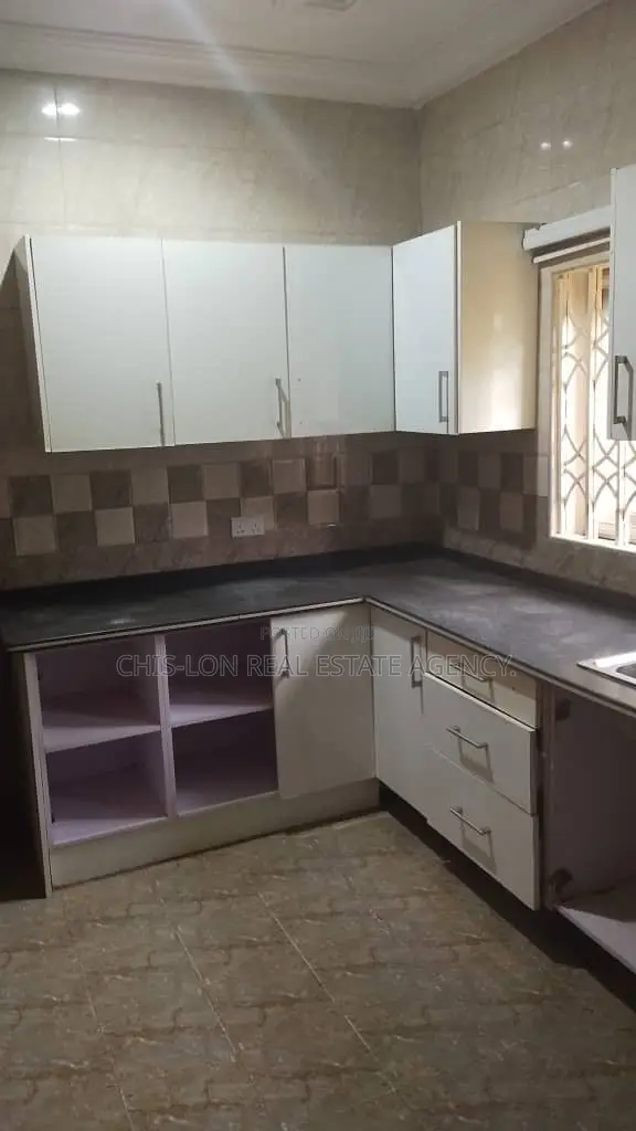 5bdrm Duplex in Chislon Brokers, West Hills Mall Area for rent