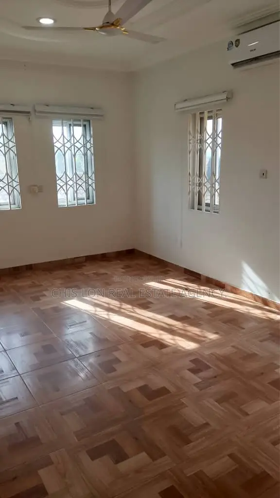 5bdrm Duplex in Chislon Brokers, West Hills Mall Area for rent