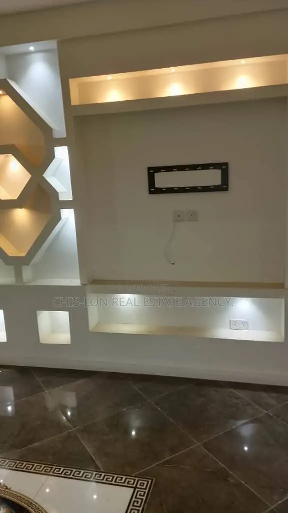 5bdrm Duplex in Chislon Brokers, West Hills Mall Area for rent