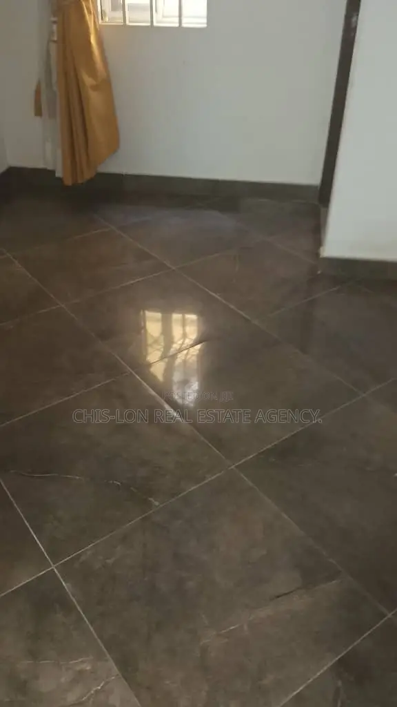 5bdrm Duplex in Chislon Brokers, West Hills Mall Area for rent