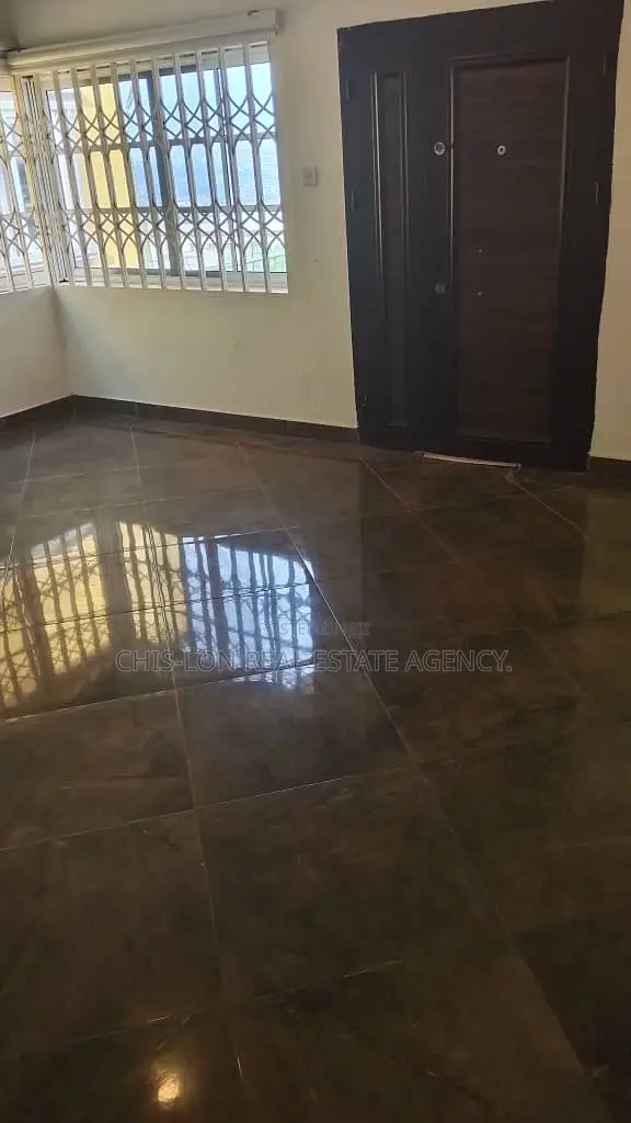 5bdrm Duplex in Chislon Brokers, West Hills Mall Area for rent