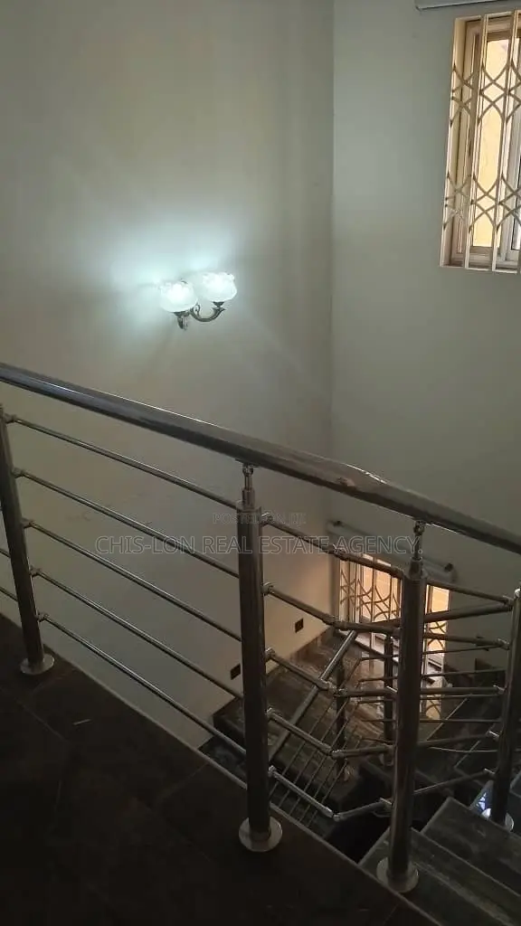 5bdrm Duplex in Chislon Brokers, West Hills Mall Area for rent