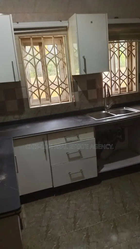 5bdrm Duplex in Chislon Brokers, West Hills Mall Area for rent