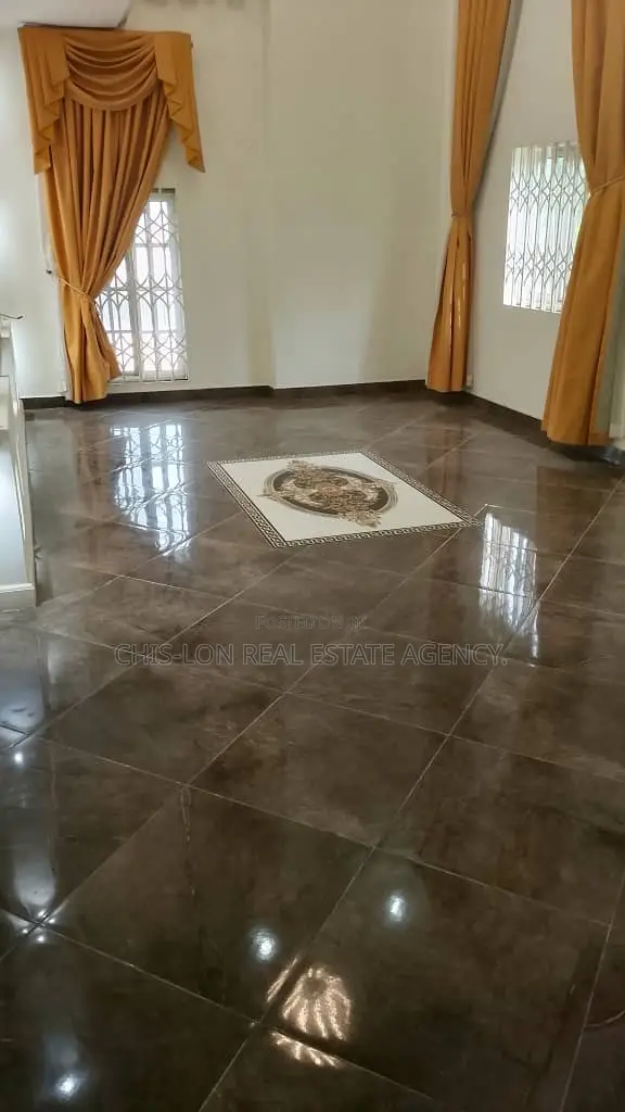 5bdrm Duplex in Chislon Brokers, West Hills Mall Area for rent