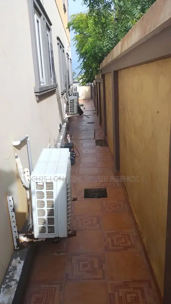 5bdrm Duplex in Chislon Brokers, West Hills Mall Area for rent