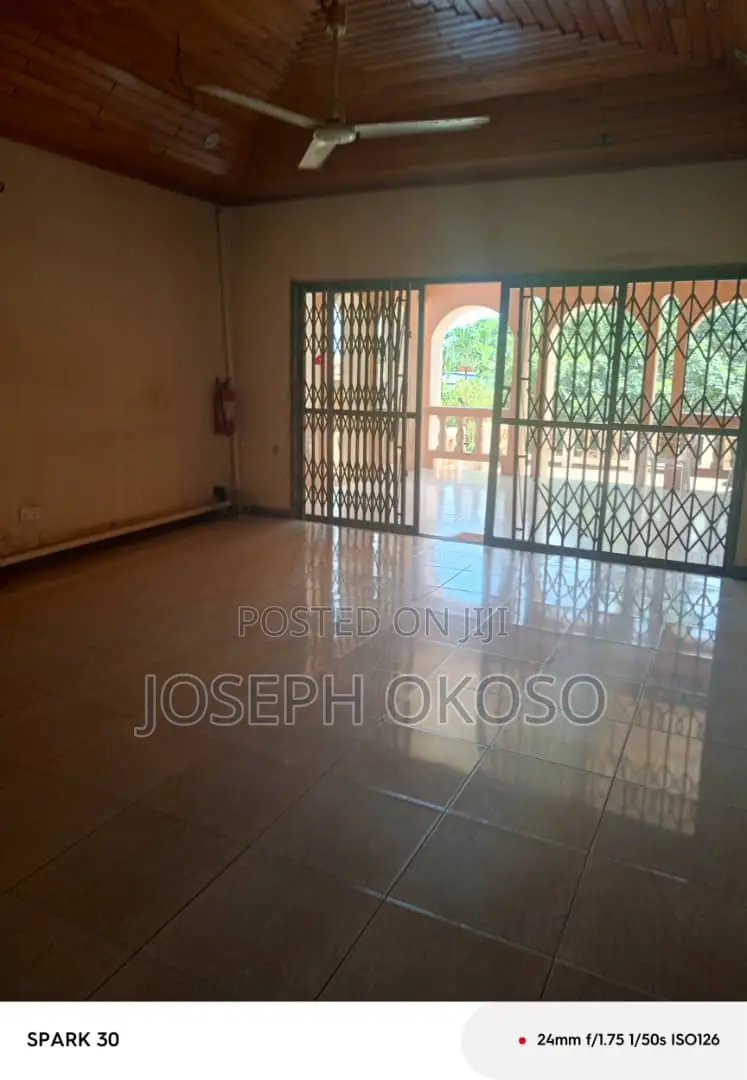 8bdrm House in Little Rock Consult, Achimota for rent