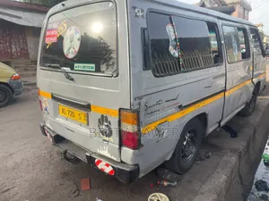 Nissan Caravan (Urvan) 1990 Grey