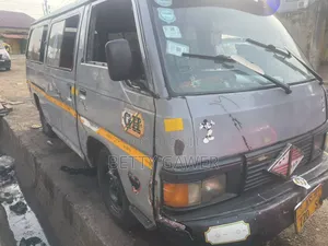 Nissan Caravan (Urvan) 1990 Grey