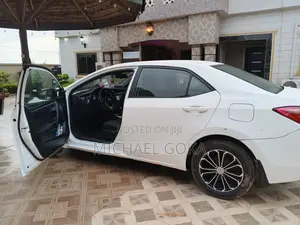 Toyota Corolla LE (1.8L 4cyl 2A) 2018 White