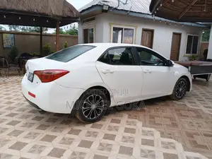 Toyota Corolla LE (1.8L 4cyl 2A) 2018 White