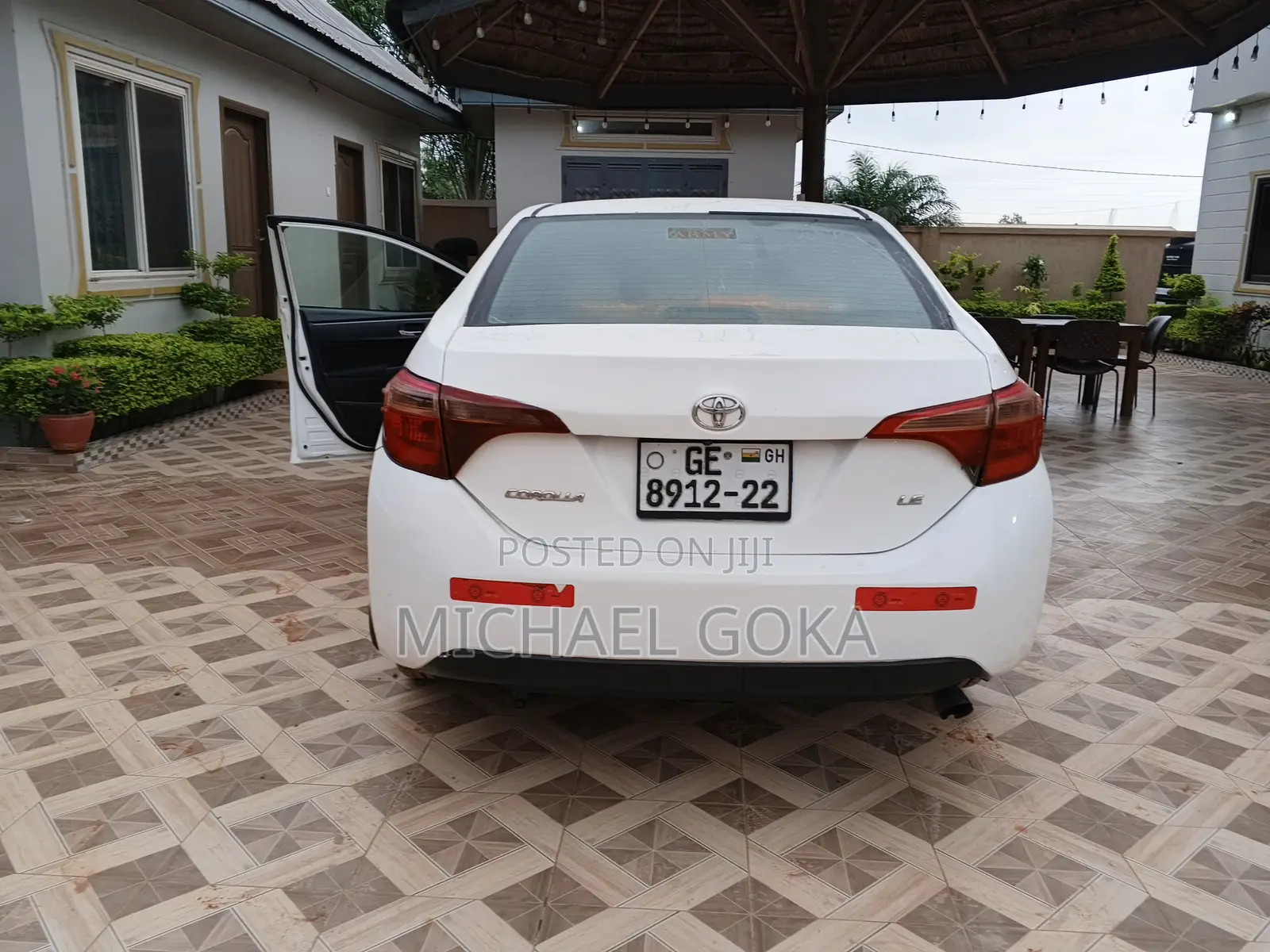Toyota Corolla LE (1.8L 4cyl 2A) 2018 White