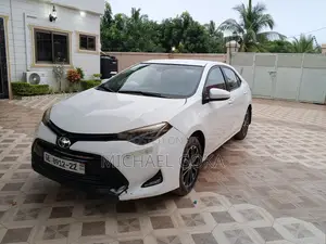Toyota Corolla LE (1.8L 4cyl 2A) 2018 White