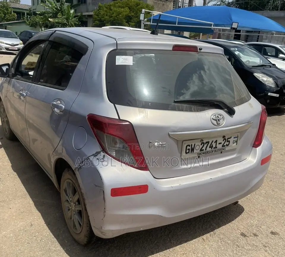 Toyota Vitz 2012 Silver