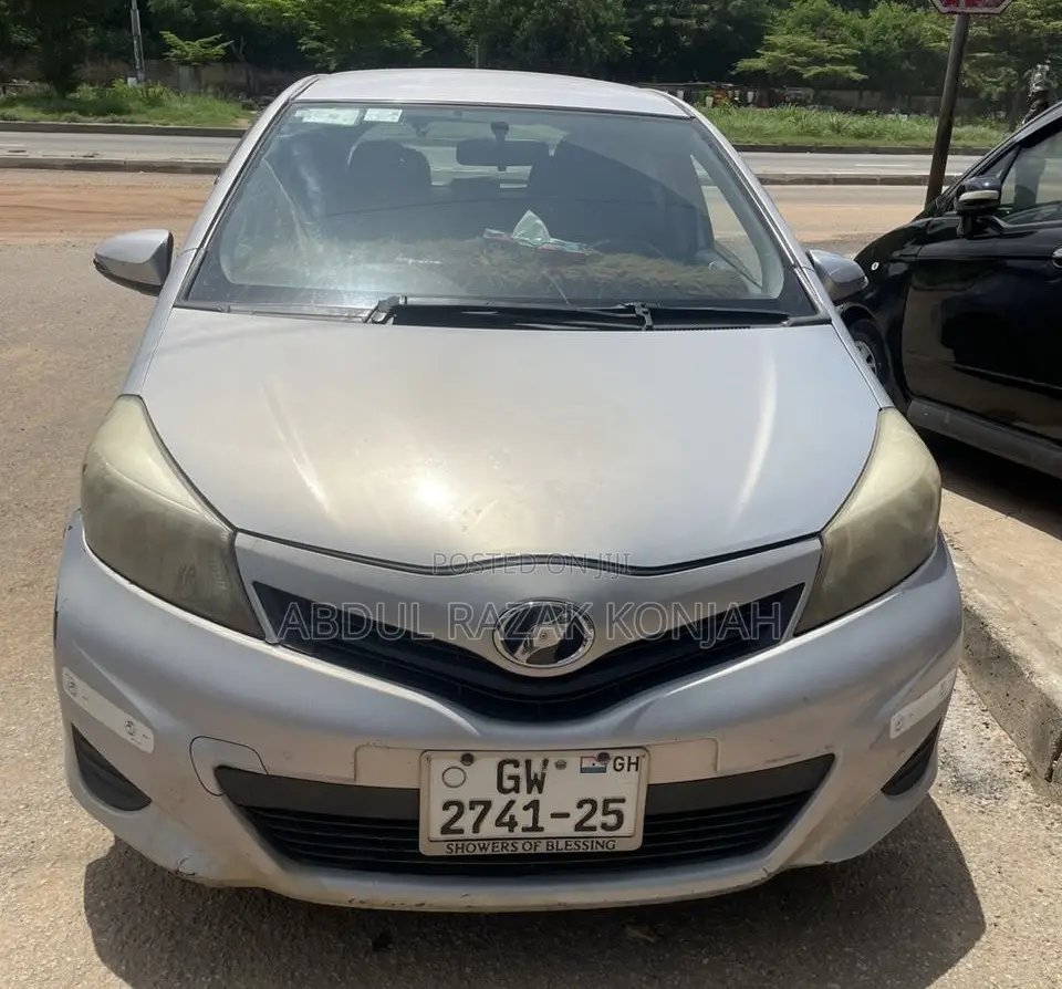 Toyota Vitz 2012 Silver