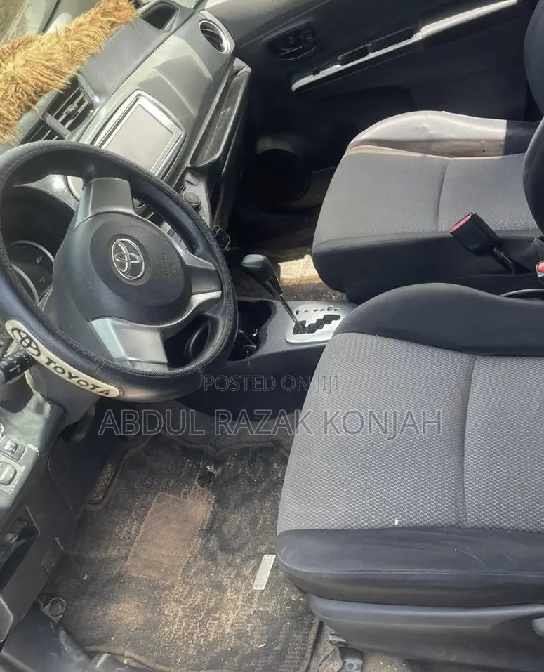 Toyota Vitz 2012 Silver