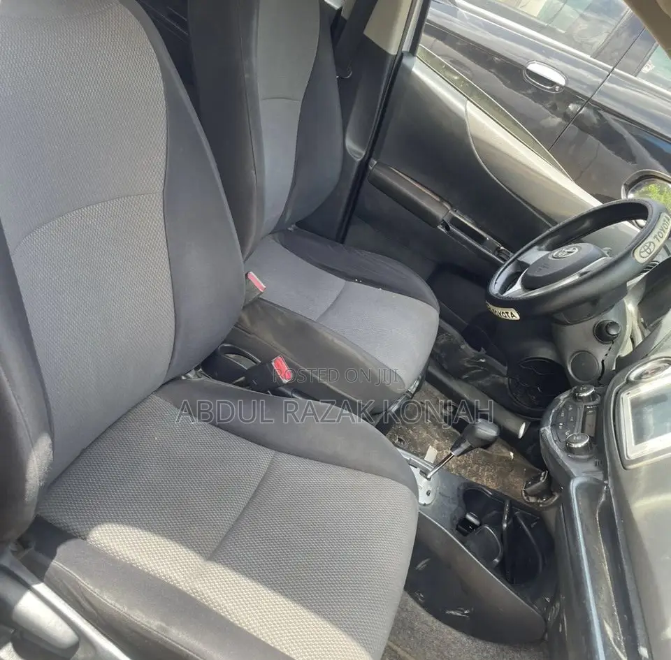 Toyota Vitz 2012 Silver