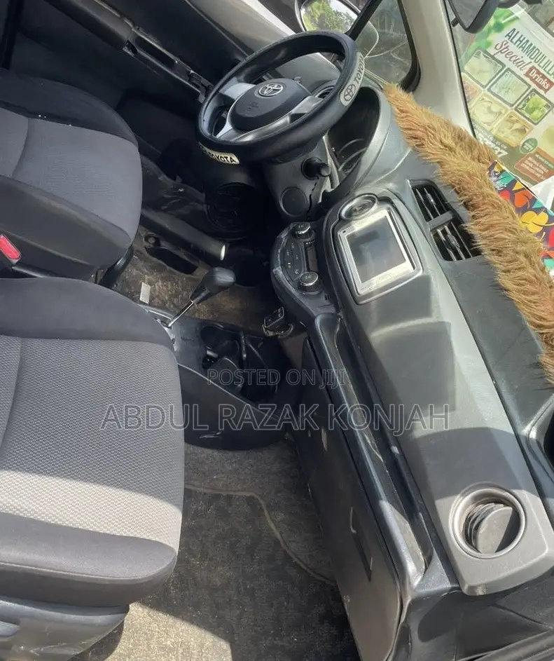 Toyota Vitz 2012 Silver