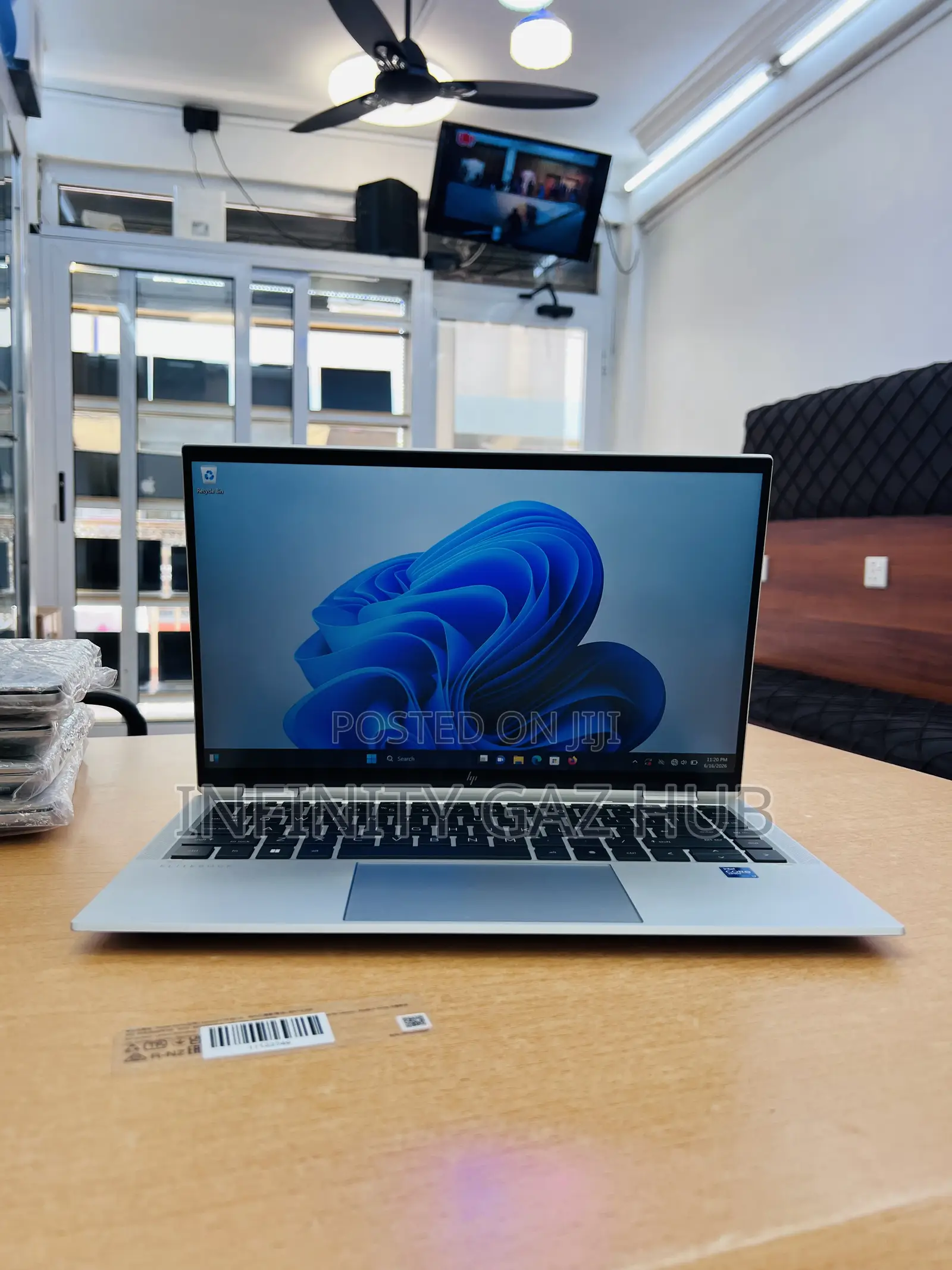 Laptop HP EliteBook 1040 G8 32GB Intel Core i7 SSHD+SSD 512GB