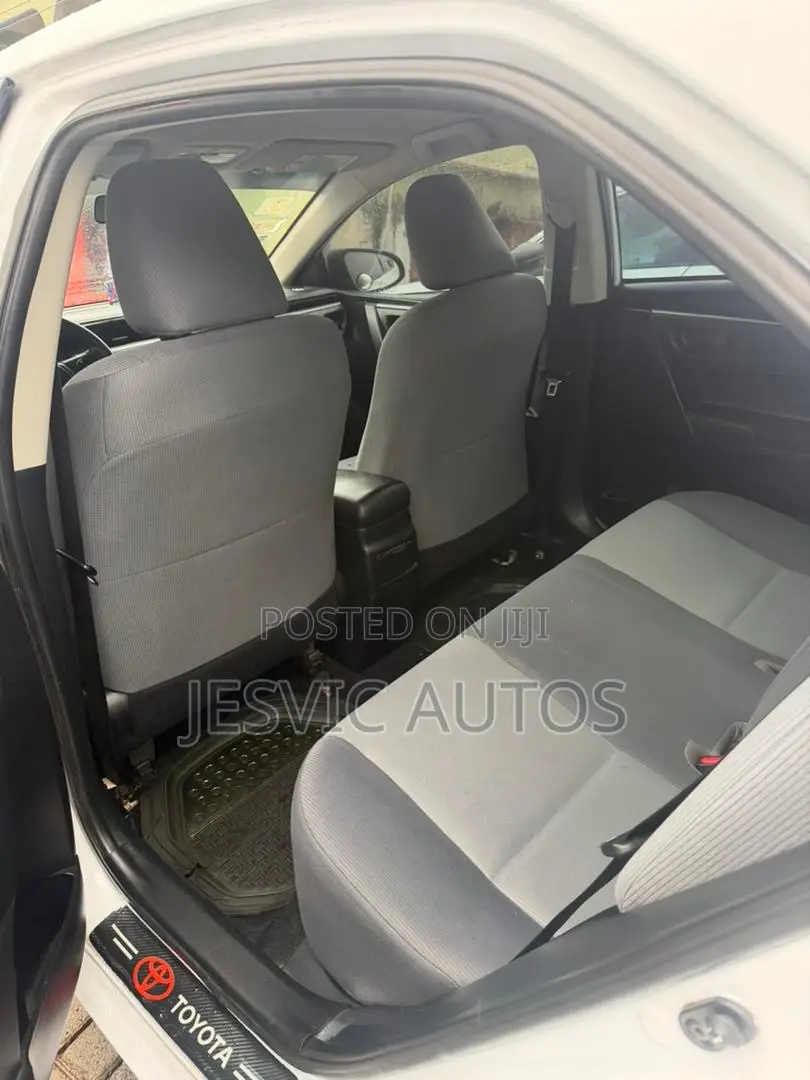 Toyota Corolla LE 4dr Sedan (1.8L 4cyl CVT) 2015 White