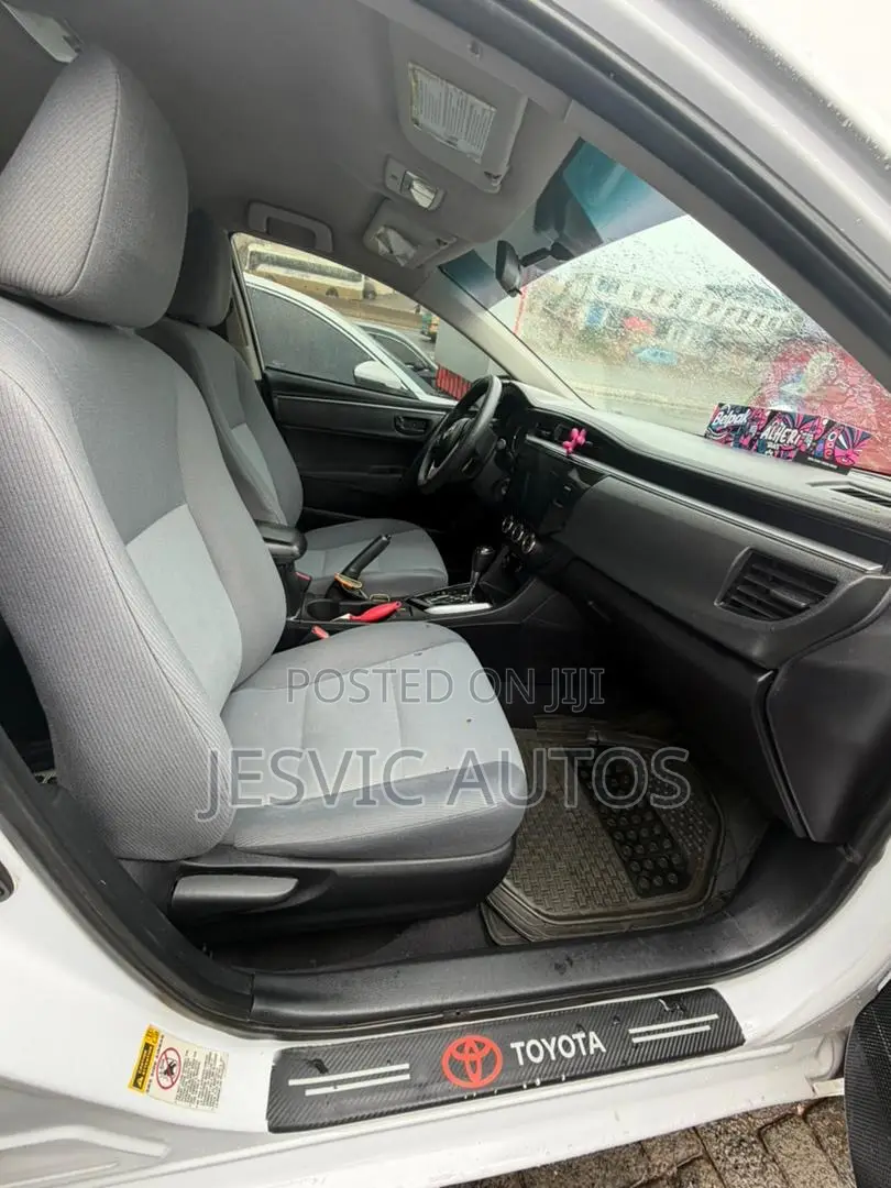 Toyota Corolla LE 4dr Sedan (1.8L 4cyl CVT) 2015 White
