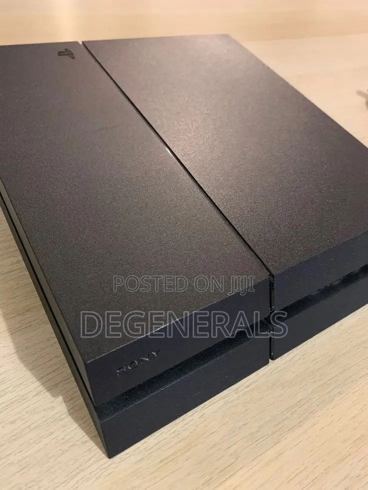 Play Station 4 Standard With 4 Games