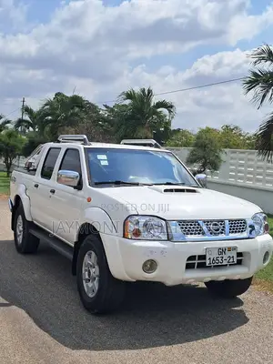 Nissan Hardbody 2015 White