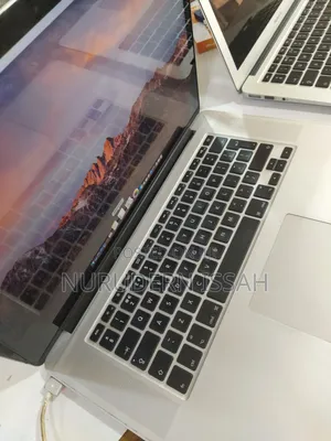 Laptop Apple MacBook Pro 2017 16GB Intel Core i7 SSD 250GB