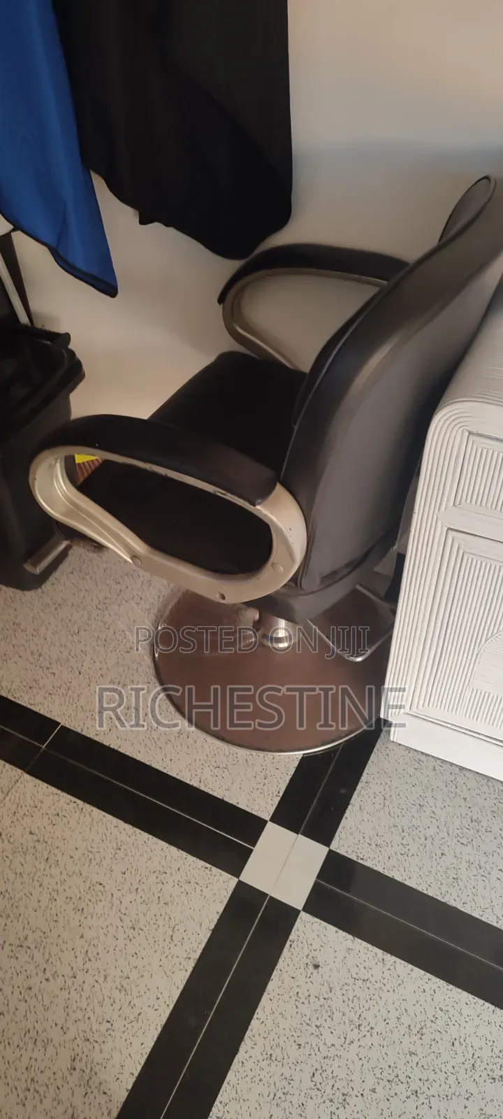 Saloon Seat