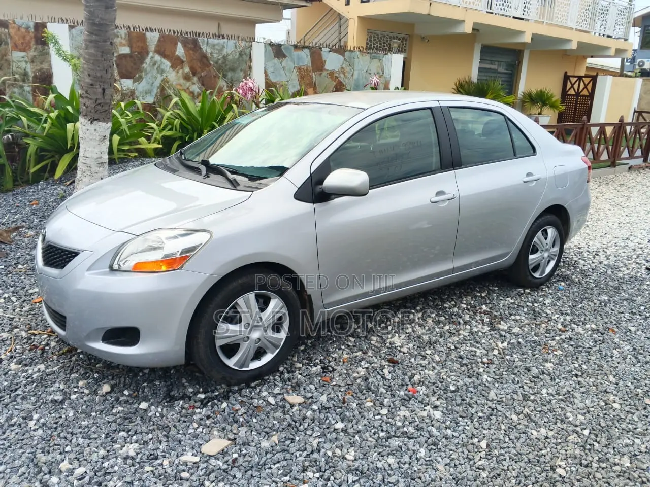 Toyota Yaris 2011 Silver