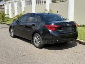 Toyota Corolla XLE (1.8L 4cyl 2A) 2018 Black