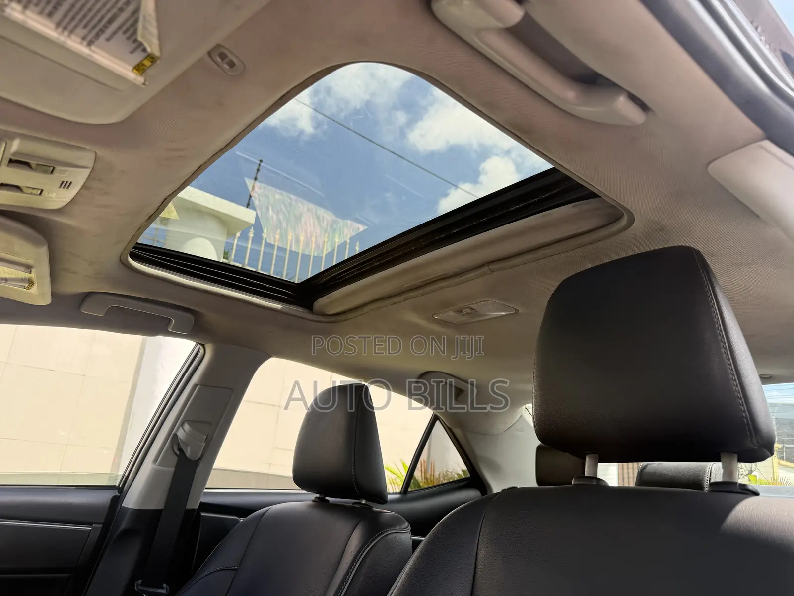 Toyota Corolla XLE (1.8L 4cyl 2A) 2018 Black